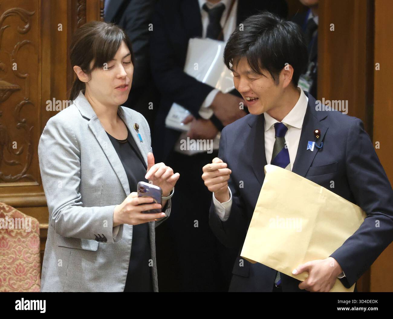 小野田紀美大臣の議論シーン