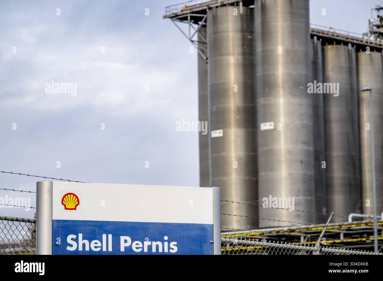 PERNIS - Shell Pernis is a petrochemical complex owned by Shell on the ...