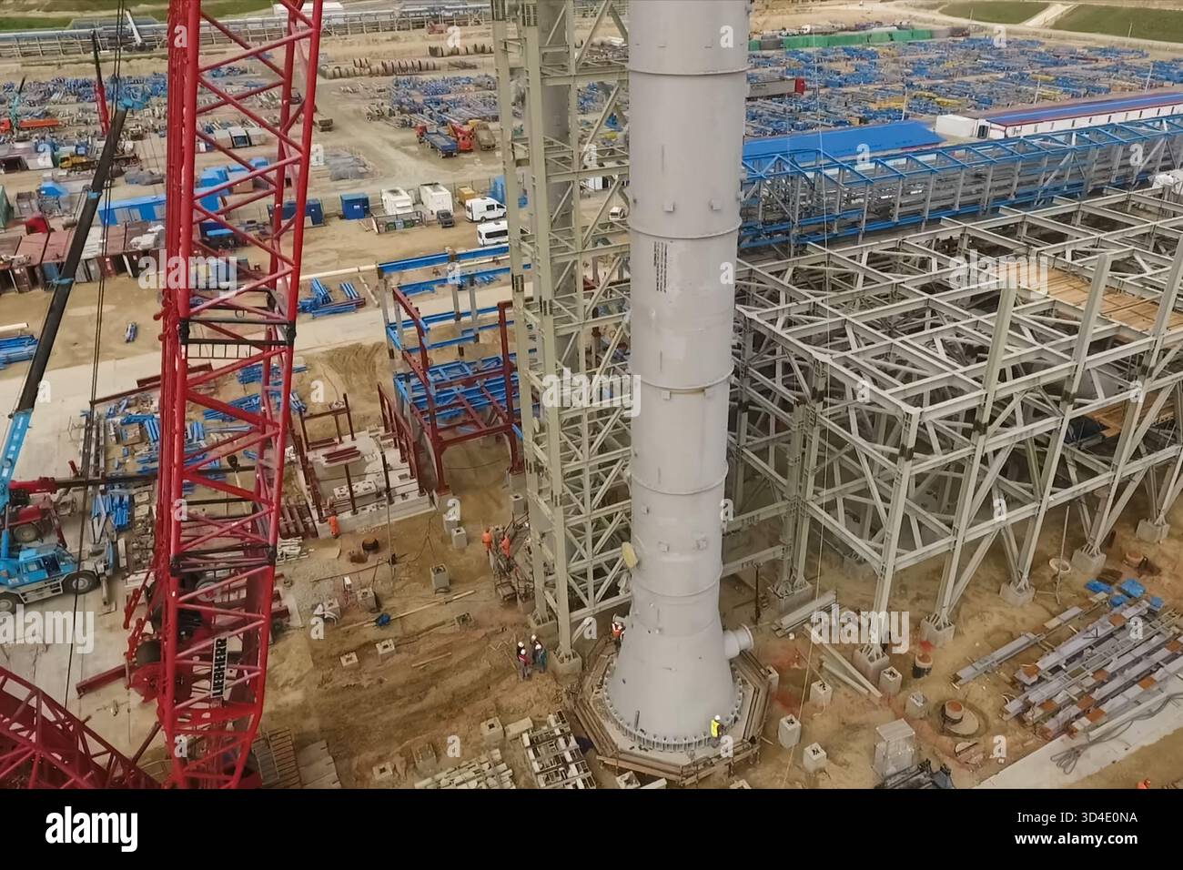 Installation of a distillation column at an oil refinery Stock Photo ...