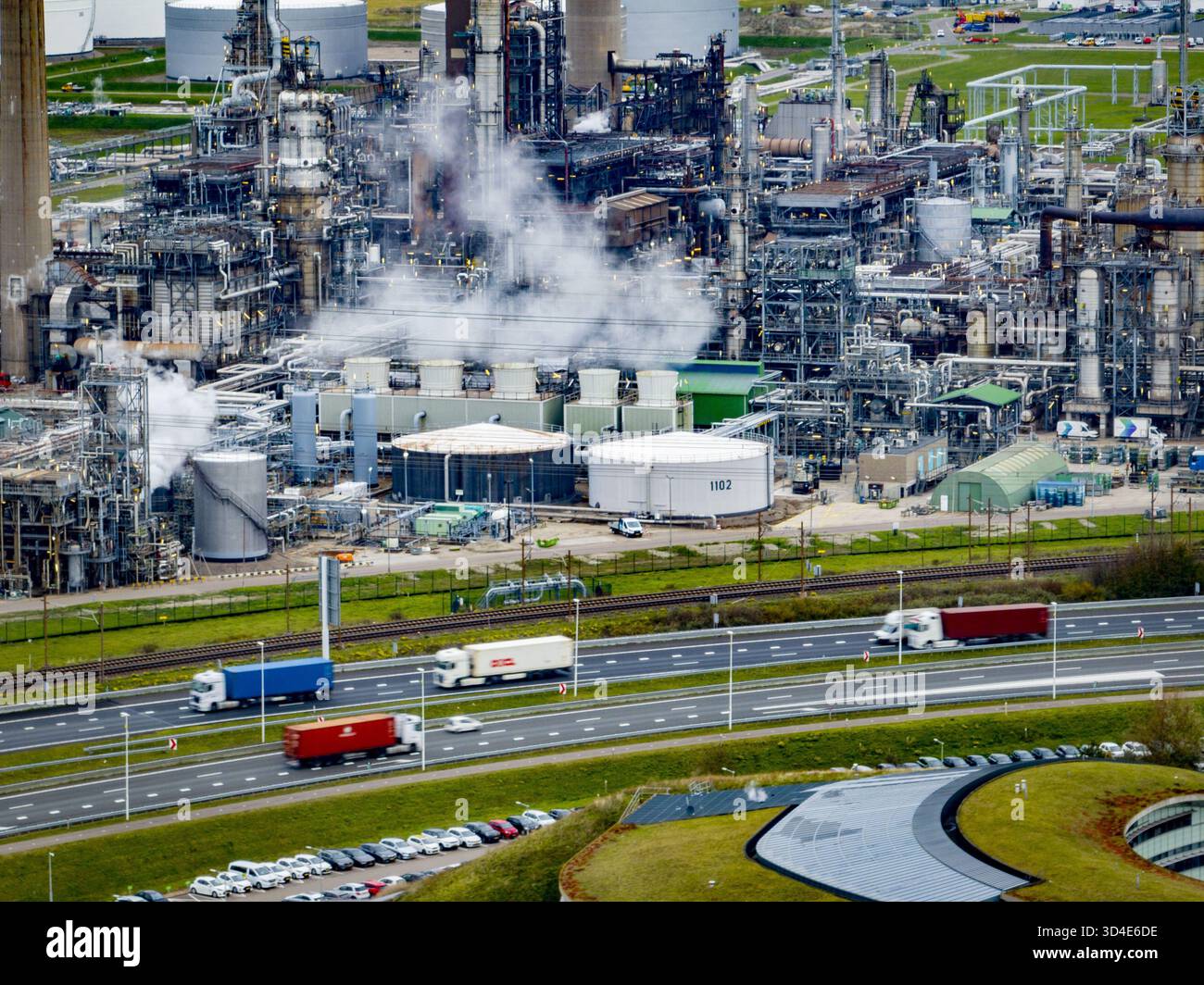 Sustainable container terminal car hi-res stock photography and images ...