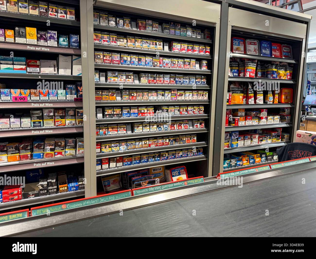 cigarette deutschland Rows of cigarettes hi-res stock photography and images