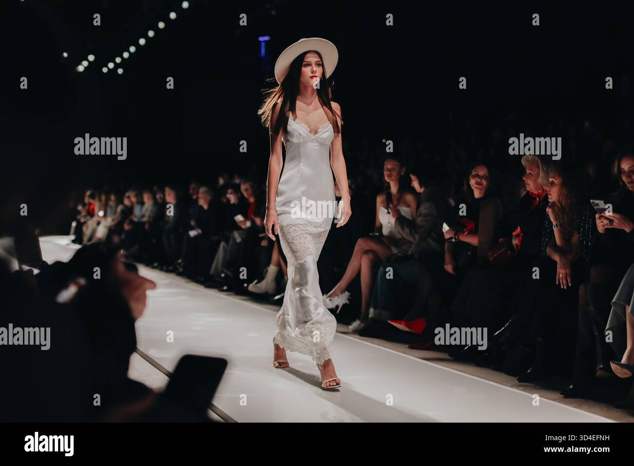 Front row catwalk hi-res stock photography and images - Alamy