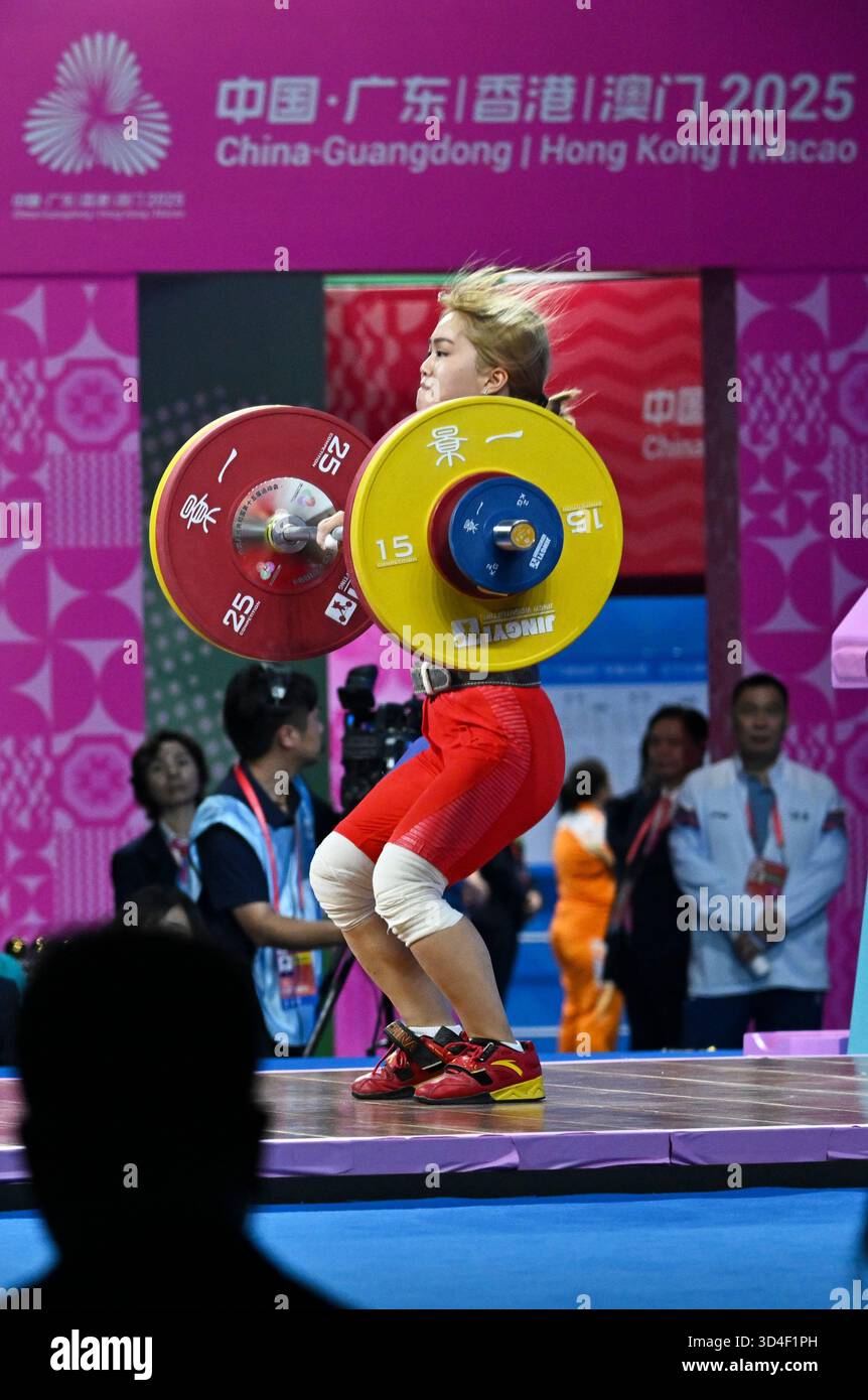 (251110) -- DONGGUAN, Nov. 10, 2025 (Xinhua) -- Hu Yuting of Hunan ...