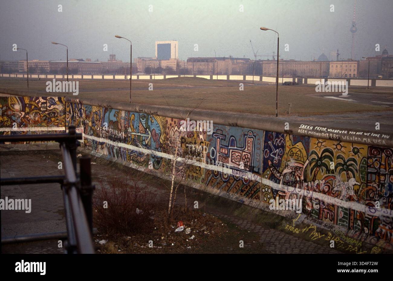 Archivbild 1980er Jahre: die Berliner Mauer / archival image 1980s: the Berlin Wall (nur fuer redaktionelle Verwendung. Keine Werbung. Referenzdatenba Stock Photo