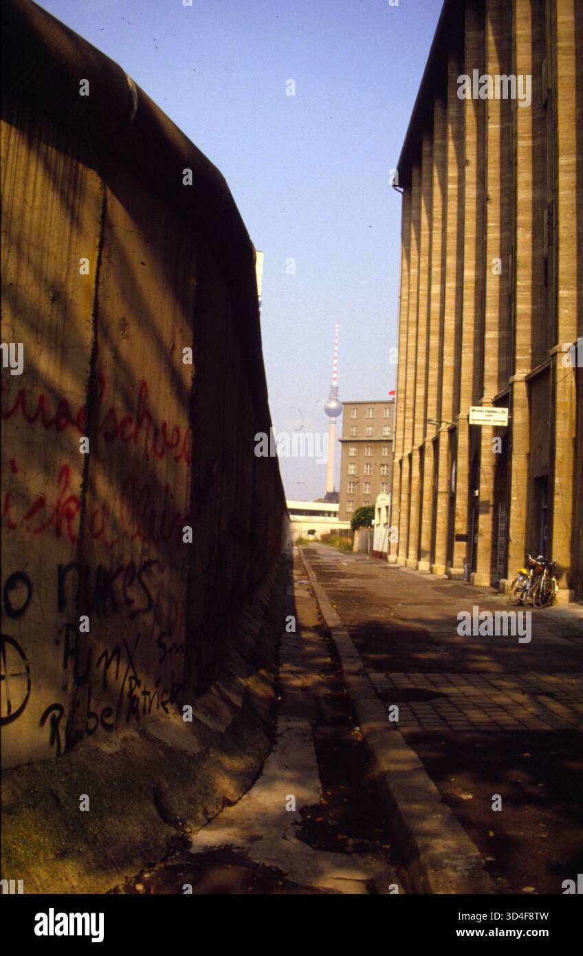 Archivbild 1980er Jahre: die Berliner Mauer / archival image 1980s: the Berlin Wall (nur fuer redaktionelle Verwendung. Keine Werbung. Referenzdatenba Stock Photo