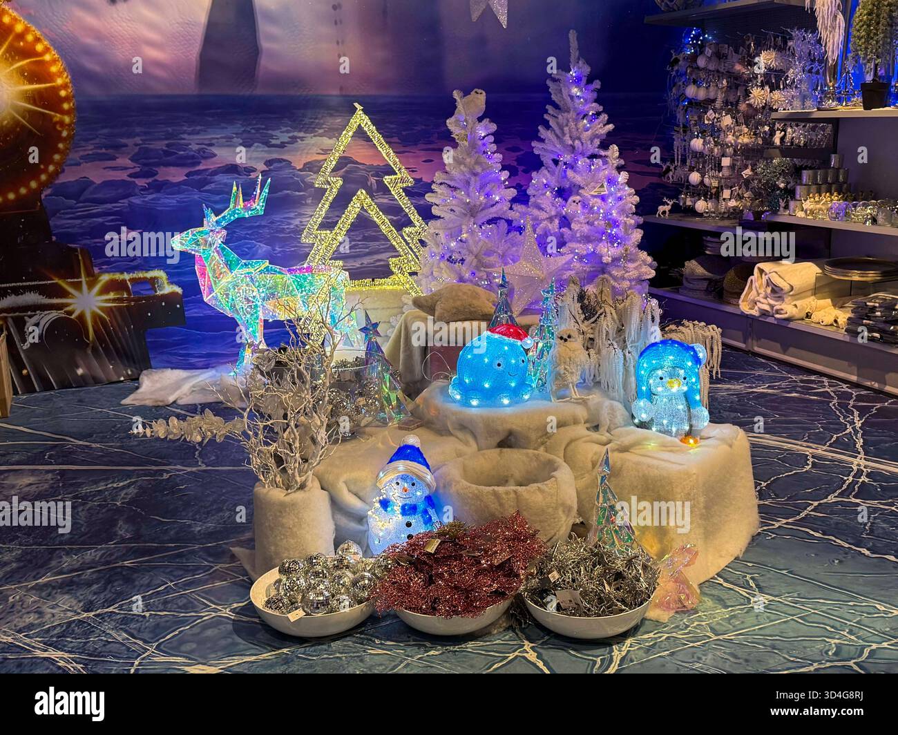 abb/WeihnachtsDeko- Farbige Tannen Kugel Tannenbaum Spielzeug Uebersicht  festlich geschmuecktes Zimmer mit Weihnachts Deko Artikel Holz Tisch bei  Pflanzen Koelle in Hamburg HH Deutschland *** abb WeihnachtsDeko Colored  firs ball fir tree toy