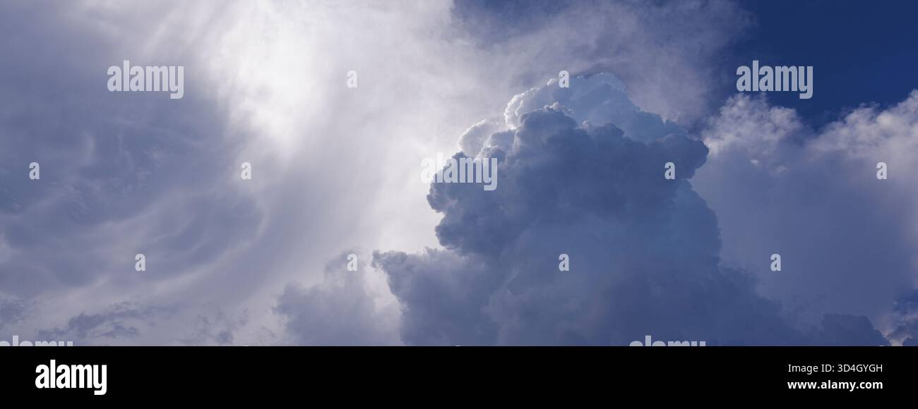 Cumulus congestus ( towering cumulus ) cloud forming Stock Photo