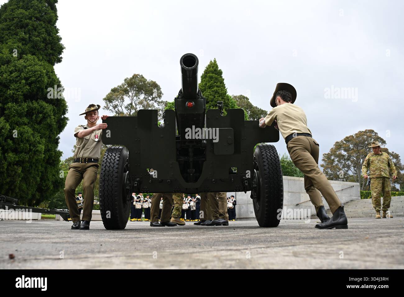 Members of the Australian Defence Force (ADF) manoeuvre a canon into ...