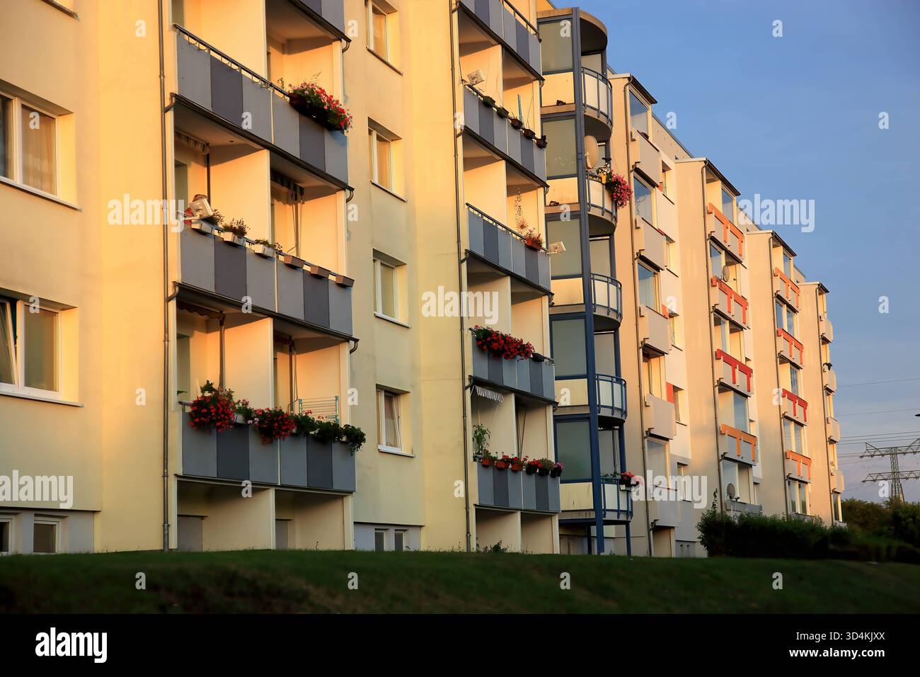 Mietwohnungen der Weimarer Wohnungsgenossenschaft, Plattenbau, Balkone, Renoviert, Wohnraum, Mecklenburg-Vorpommern, Deutschland IMG 4591 Stock Photo