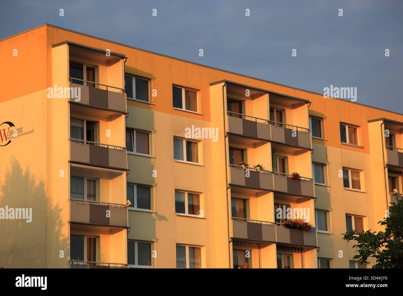 Mietwohnungen der Weimarer Wohnungsgenossenschaft, Plattenbau, Balkone, Renoviert, Wohnraum, Mecklenburg-Vorpommern, Deutschland IMG 4588 Stock Photo