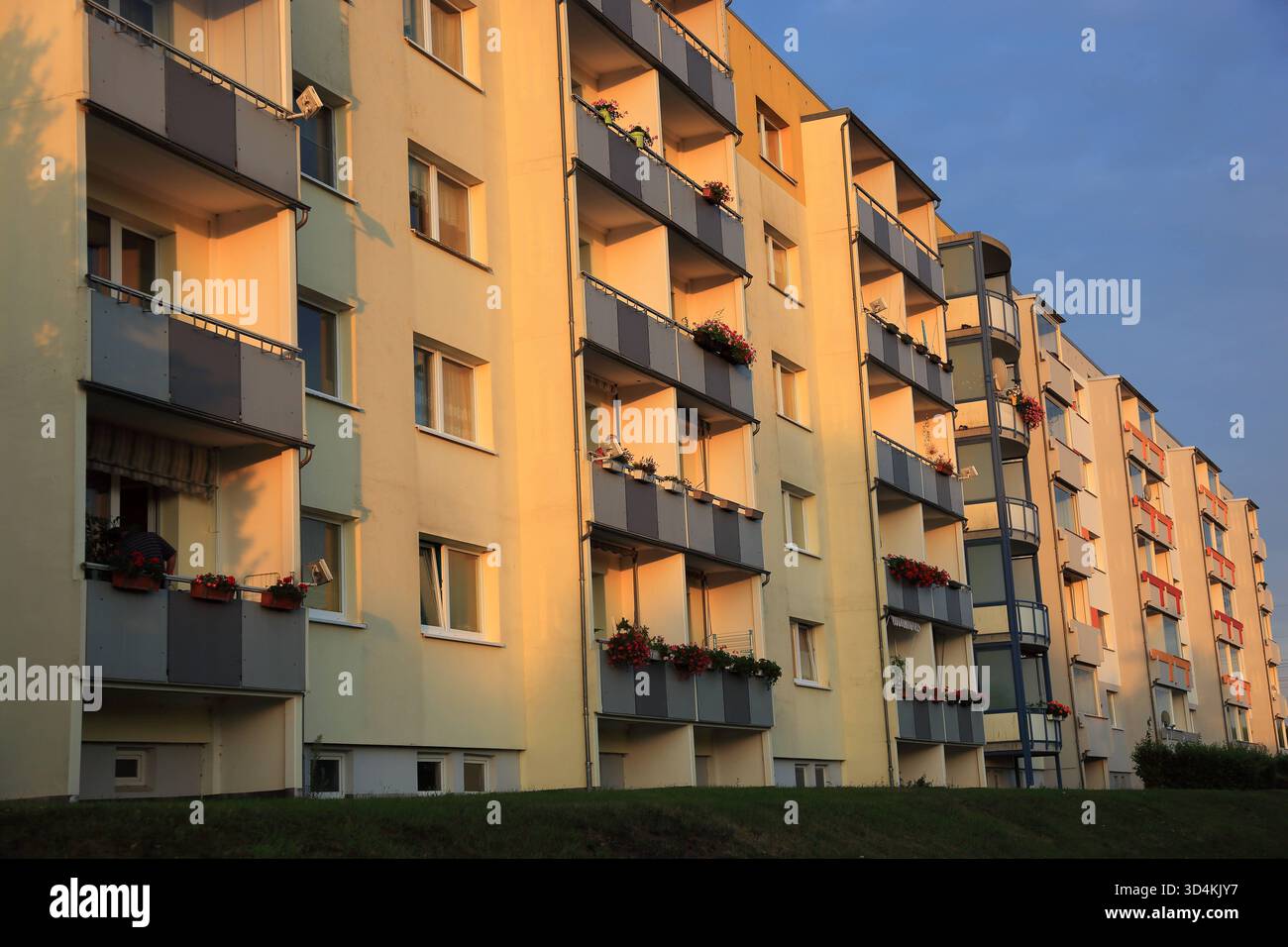 Mietwohnungen der Weimarer Wohnungsgenossenschaft, Plattenbau, Balkone, Renoviert, Wohnraum, Mecklenburg-Vorpommern, Deutschland IMG 4590 Stock Photo