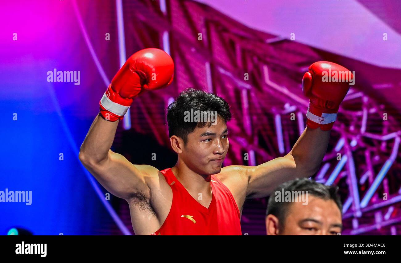 (251111) -- SHENZHEN, Nov. 11, 2025 (Xinhua) -- Wang Xiaobao of Sichuan ...