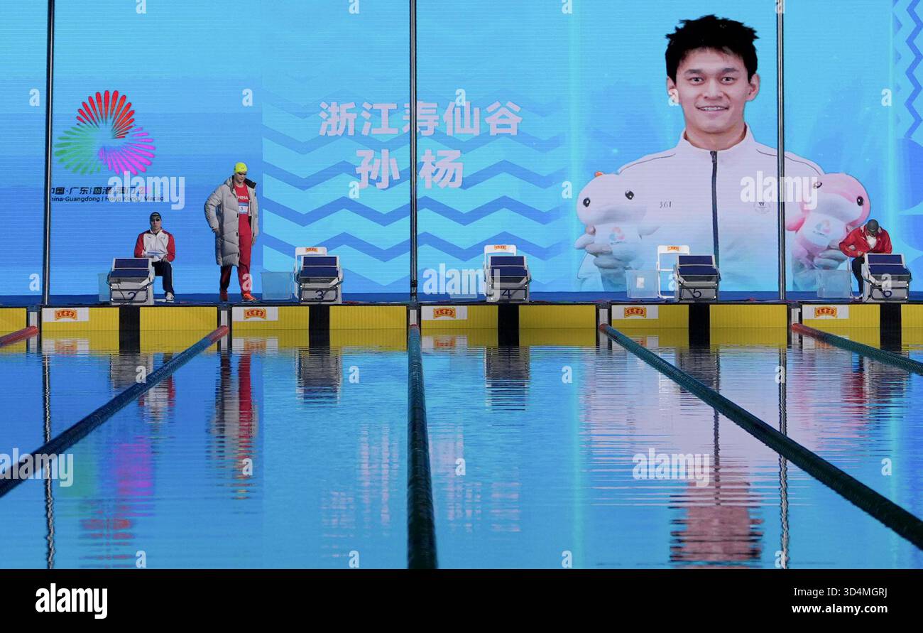(251111) -- SHENZHEN, Nov. 11, 2025 (Xinhua) -- Sun Yang (C) of ...