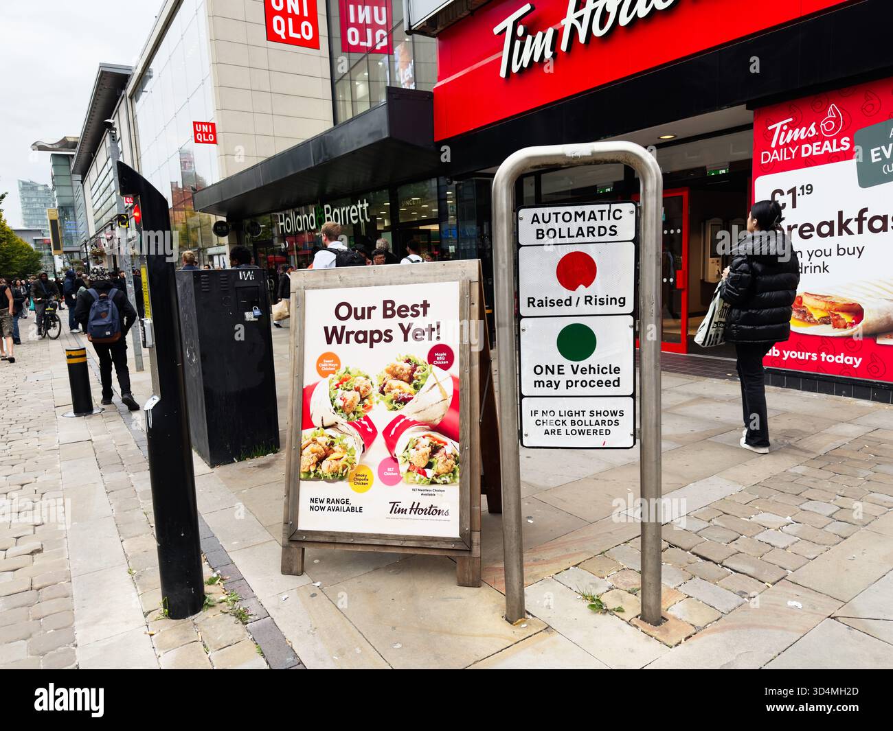 Manchester, UK - September 30, 2025: Busy street scene in Manchester ...