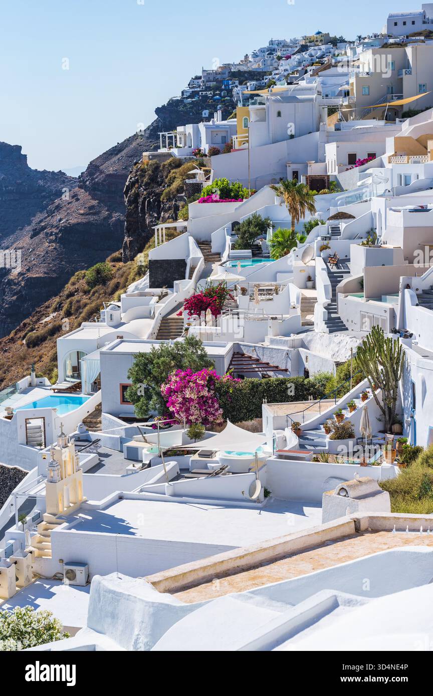 Santorini Greece: Tourists stay in whitewashed hotels and villas on the caldera Stock Photo
