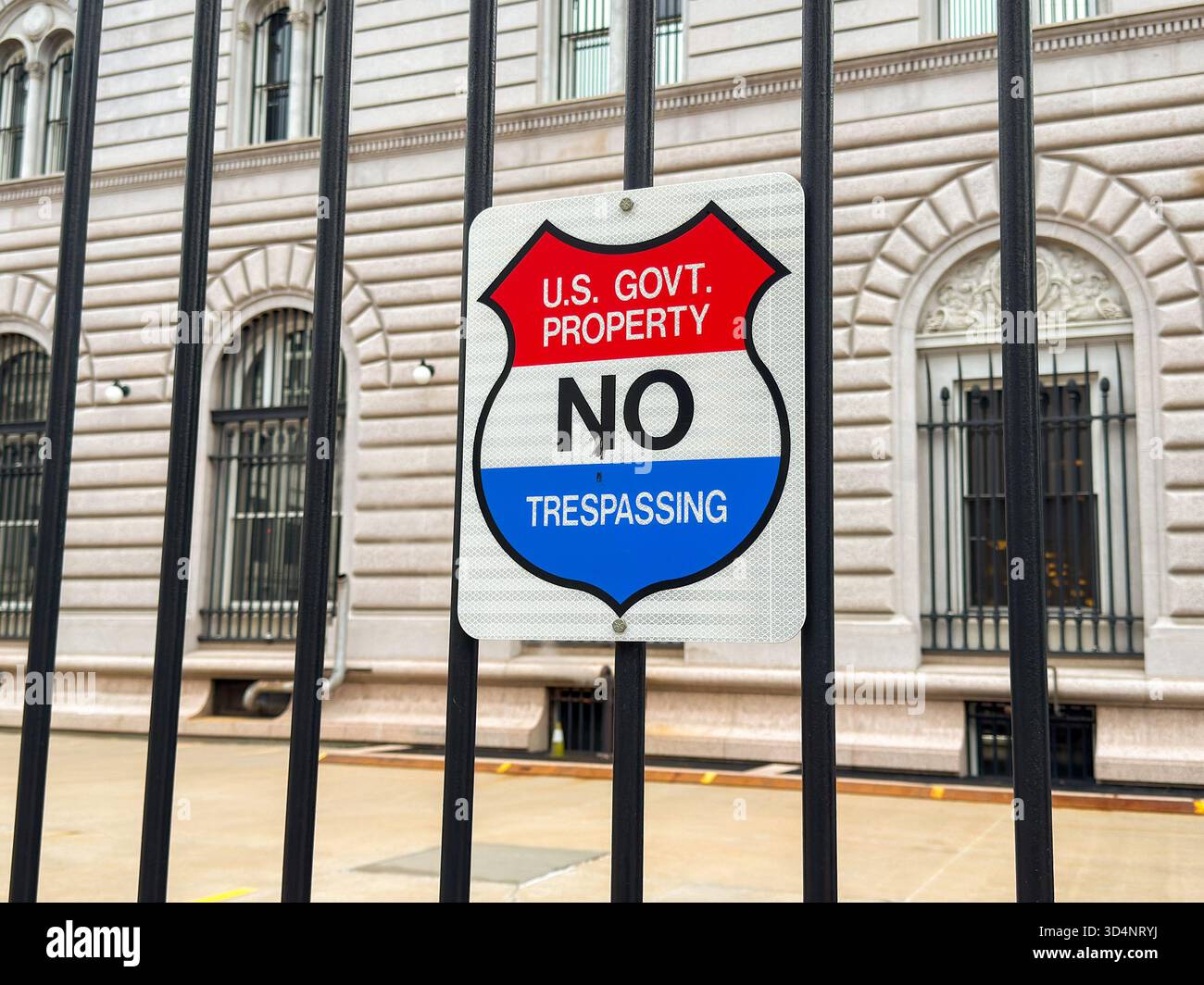 Denver, Colorado, USA - 2 June 2025: Warning sign on the iron railings around a United States Government building for no trespassing - Smartphone Captured Stock Image