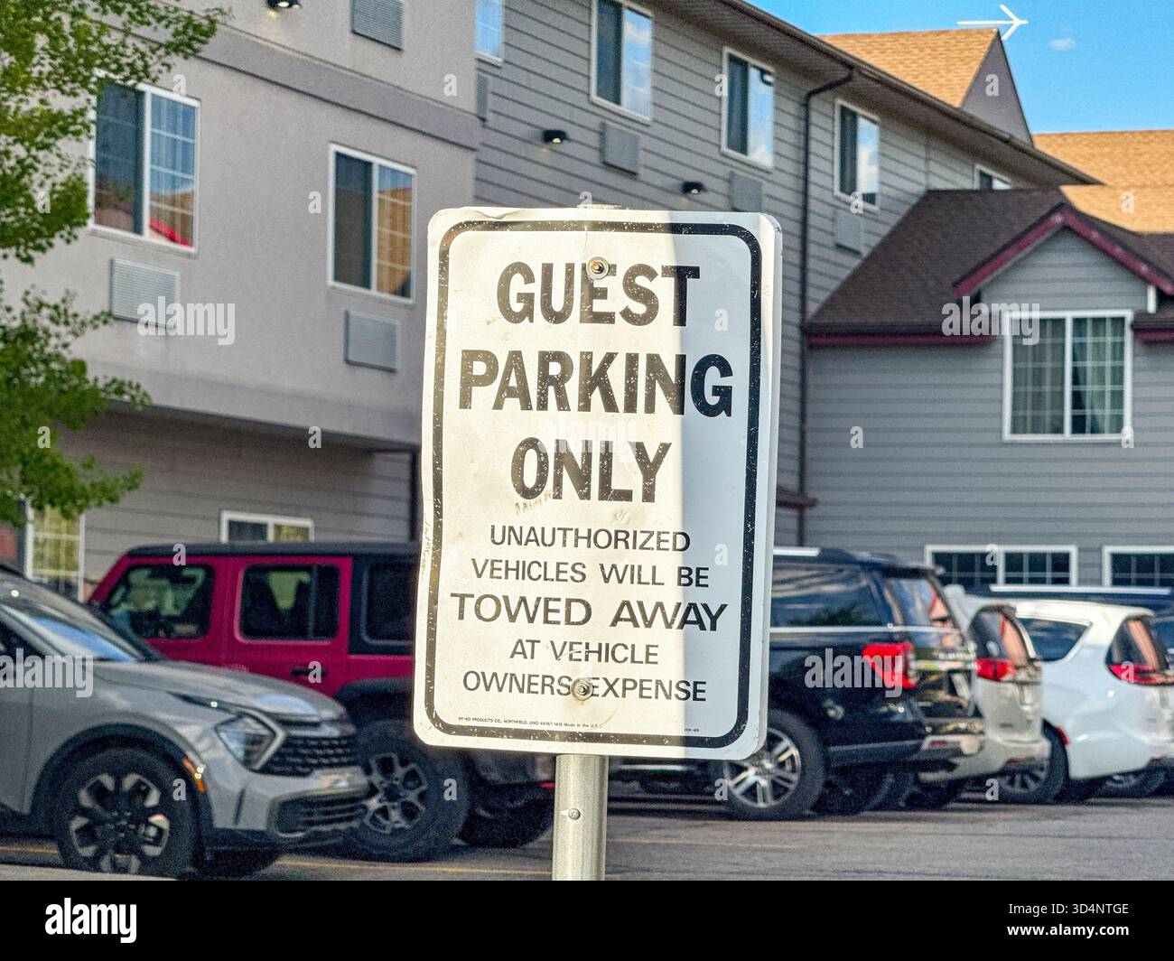 West Yellowstone, Montana, USA - 28 May 2025: Sign outside a hotel warning drivers that parking is for hotel guests only. - Smartphone Captured Stock Image