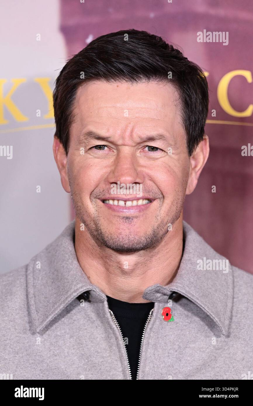 The family plan 2 mark wahlberg hi res stock photography and images Alamy