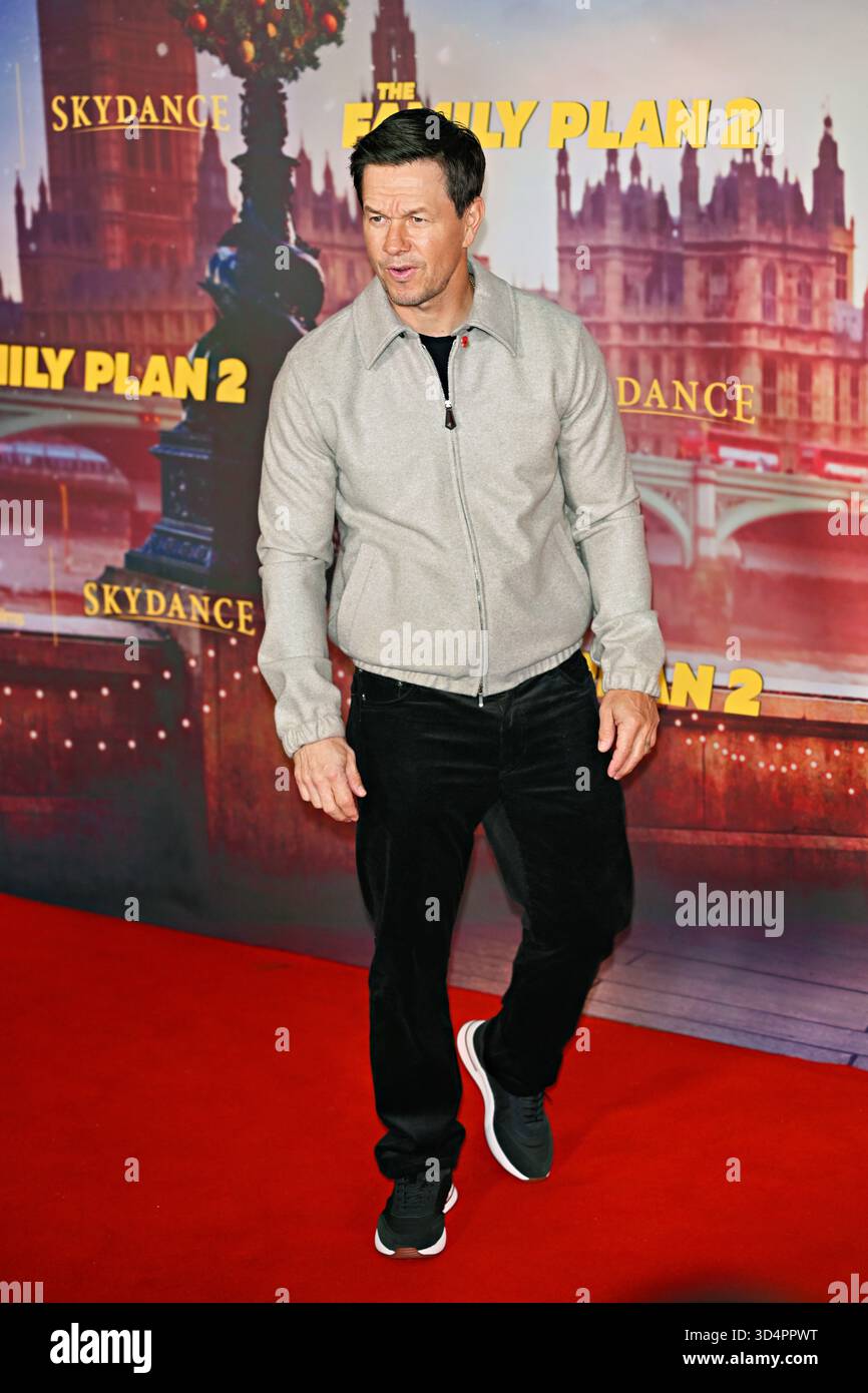 The family plan 2 mark wahlberg hi res stock photography and images Alamy