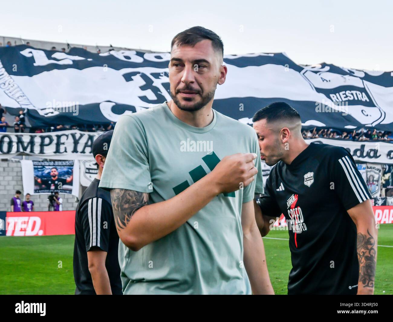 Buenos Aires, Argentina. November 10, 2025. Gustavo Benitez, Riestra Head Coach DT, in the match between Deportiva Riestra and Independiente. Independiente beat Deportivo Riestra 1-0 . Guillermo Laza Stadium Stock Photo - Alamy