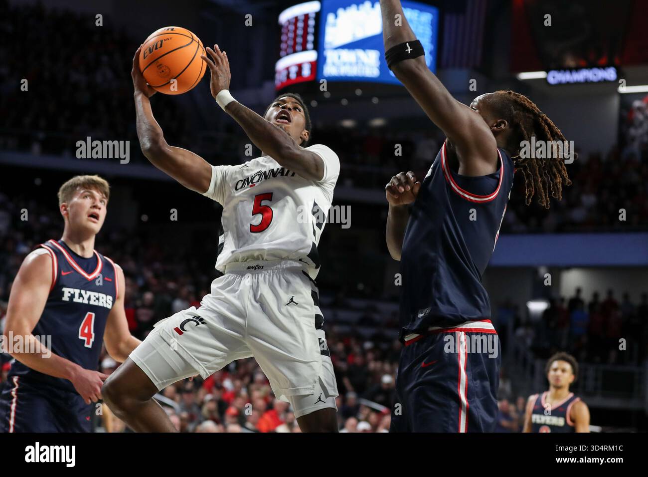 CINCINNATI, OH - NOVEMBER 11: Cincinnati Bearcats guard Sencire Harris ...