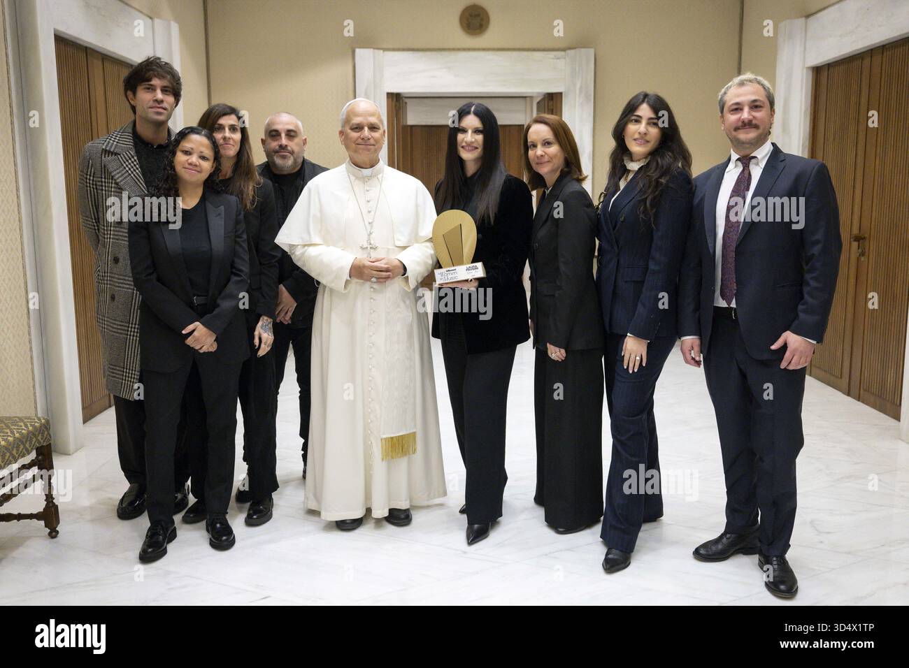 Pope Leo XIV meets Italian pop queen Laura Pausini and gives to her the ...