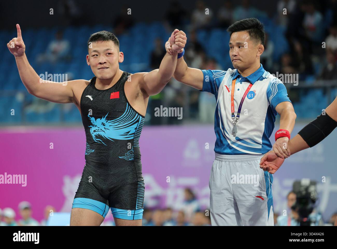 (251112) -- QINGYUAN, Nov. 12, 2025 (Xinhua) -- Li Peilong (L) of Hebei ...