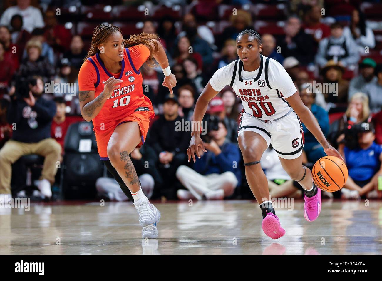 South Carolina guard Ta'Niya Latson (00) pushes the ball upcourt ...
