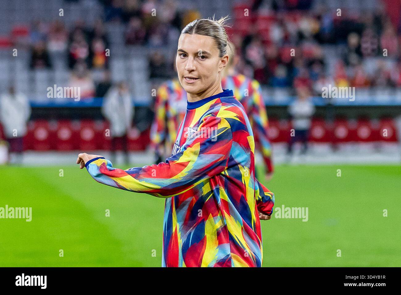 Steph Catley (Arsenal Women FC, #7) warming up GER, FC FC Bayern Munich ...