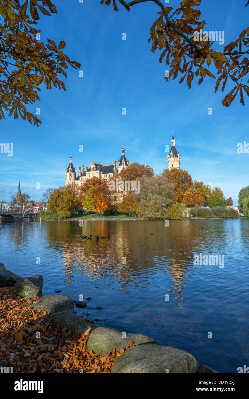 Schwerin Castle on Lake Schwerin, Schwerin, Mecklenburg-Vorpommern, Germany Stock Photo