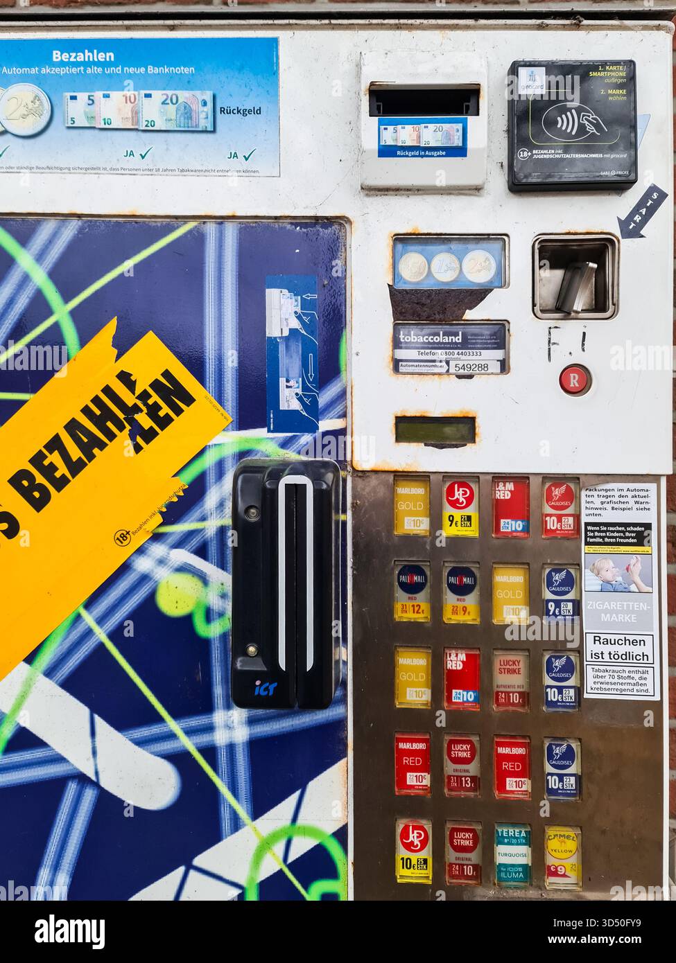 cigarette vending machine ban Vintage cigarette vending machine hi-res stock photography and images