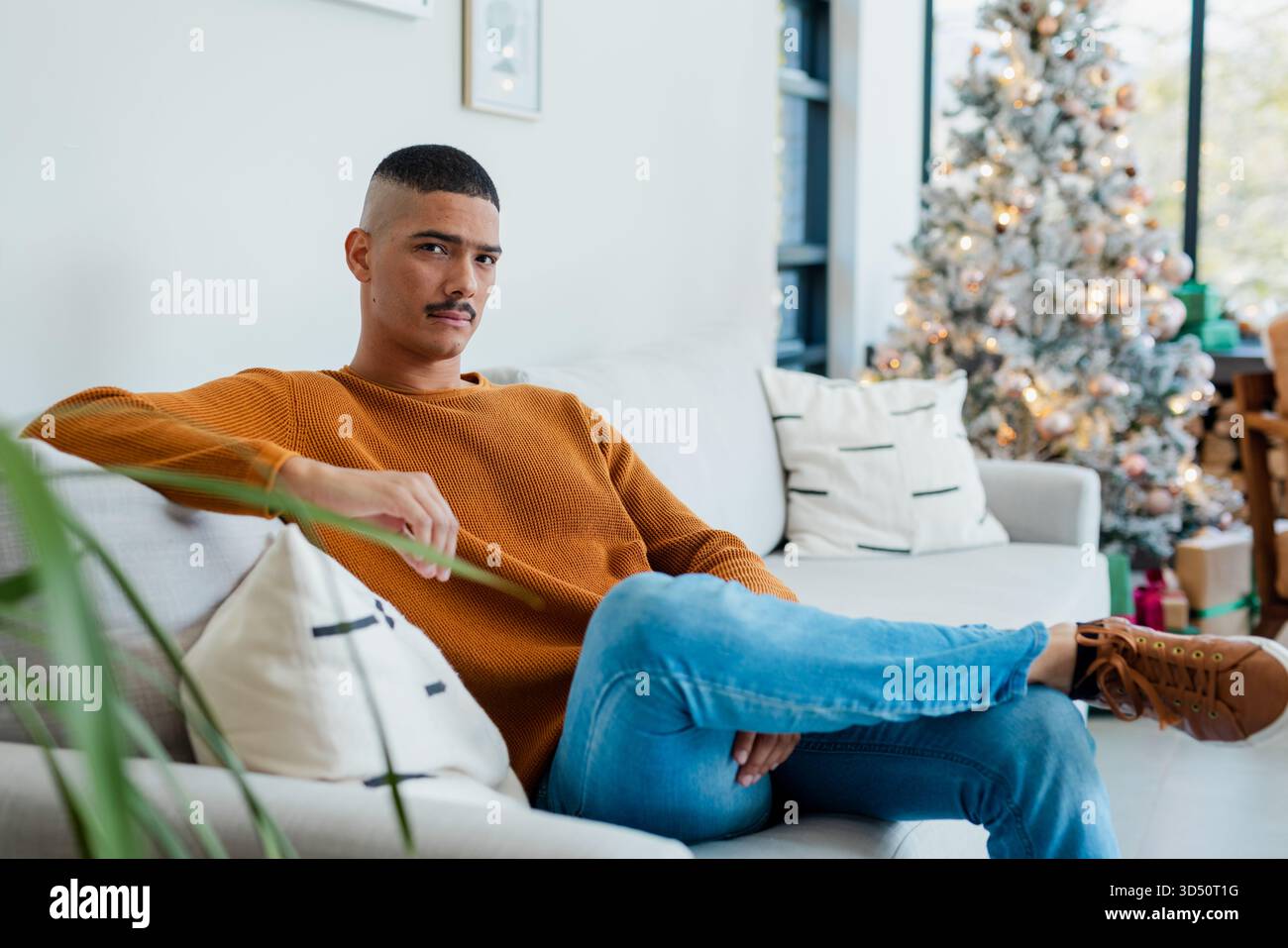 Crossed legs wearing blue jeans hi-res stock photography and images - Alamy