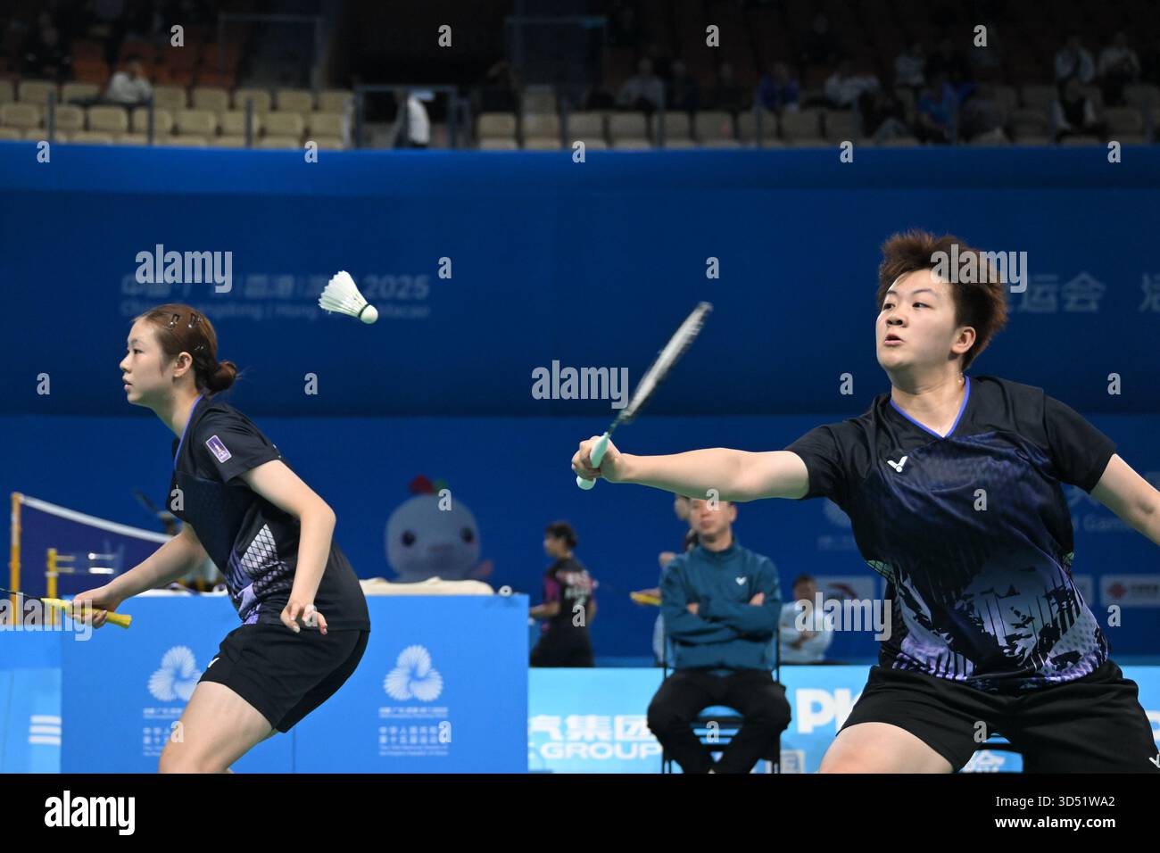 (251113) -- SHENZHEN, Nov. 13, 2025 (Xinhua) -- Cao Zihan (R)/Qian Ziyi ...