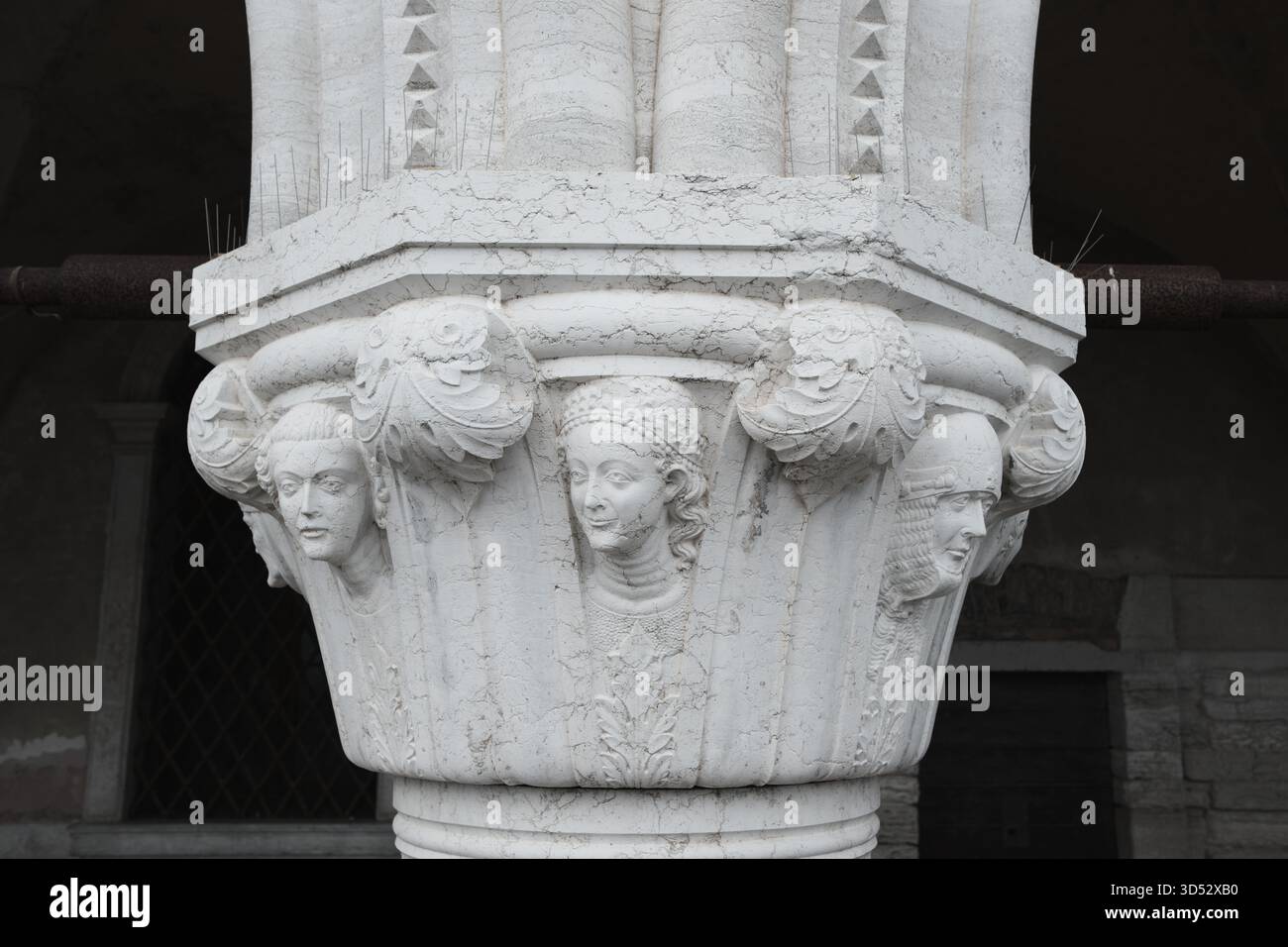 Carved face on column hi-res stock photography and images - Alamy