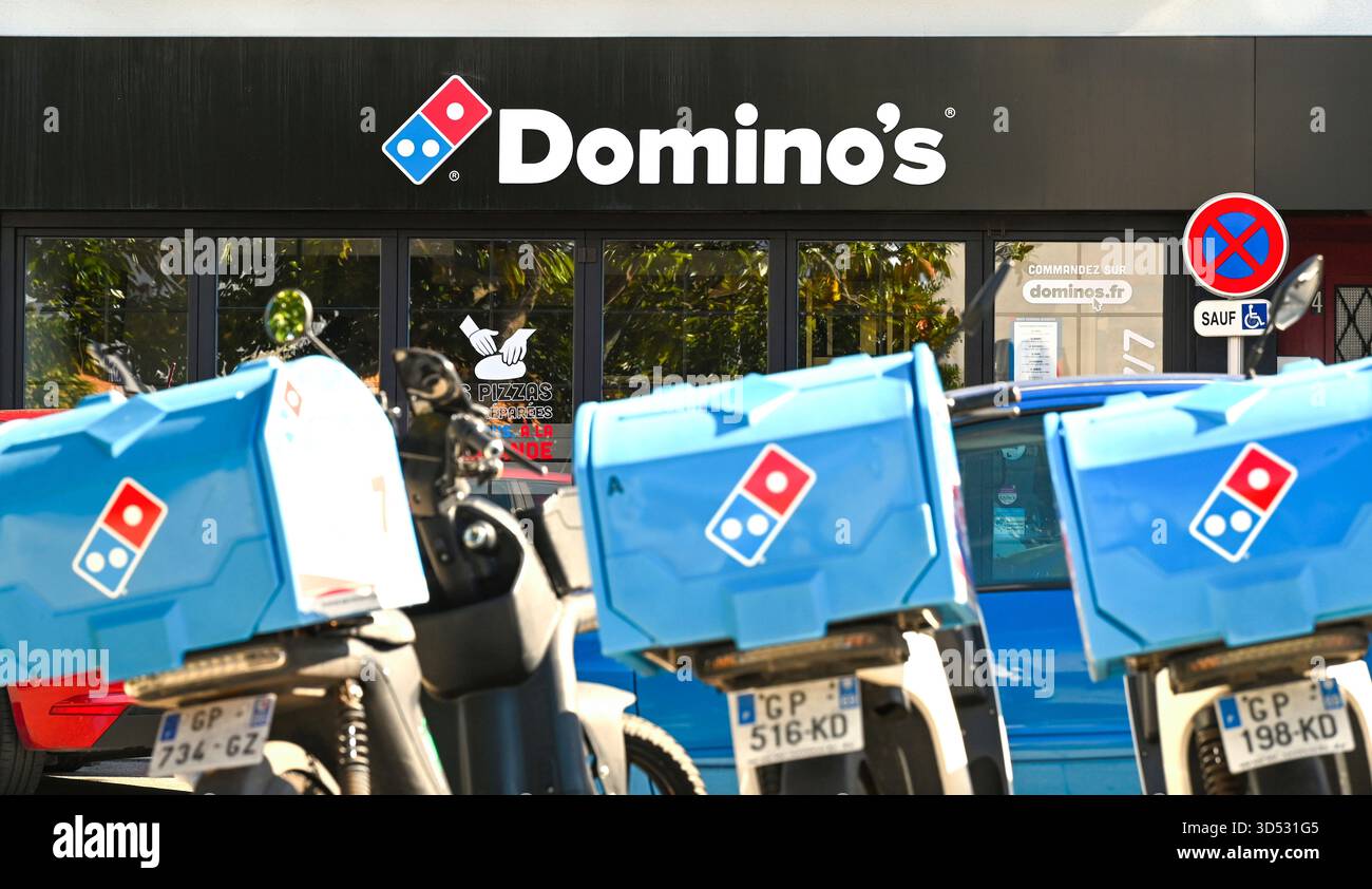 Dominos pizza sign usa hi-res stock photography and images - Alamy