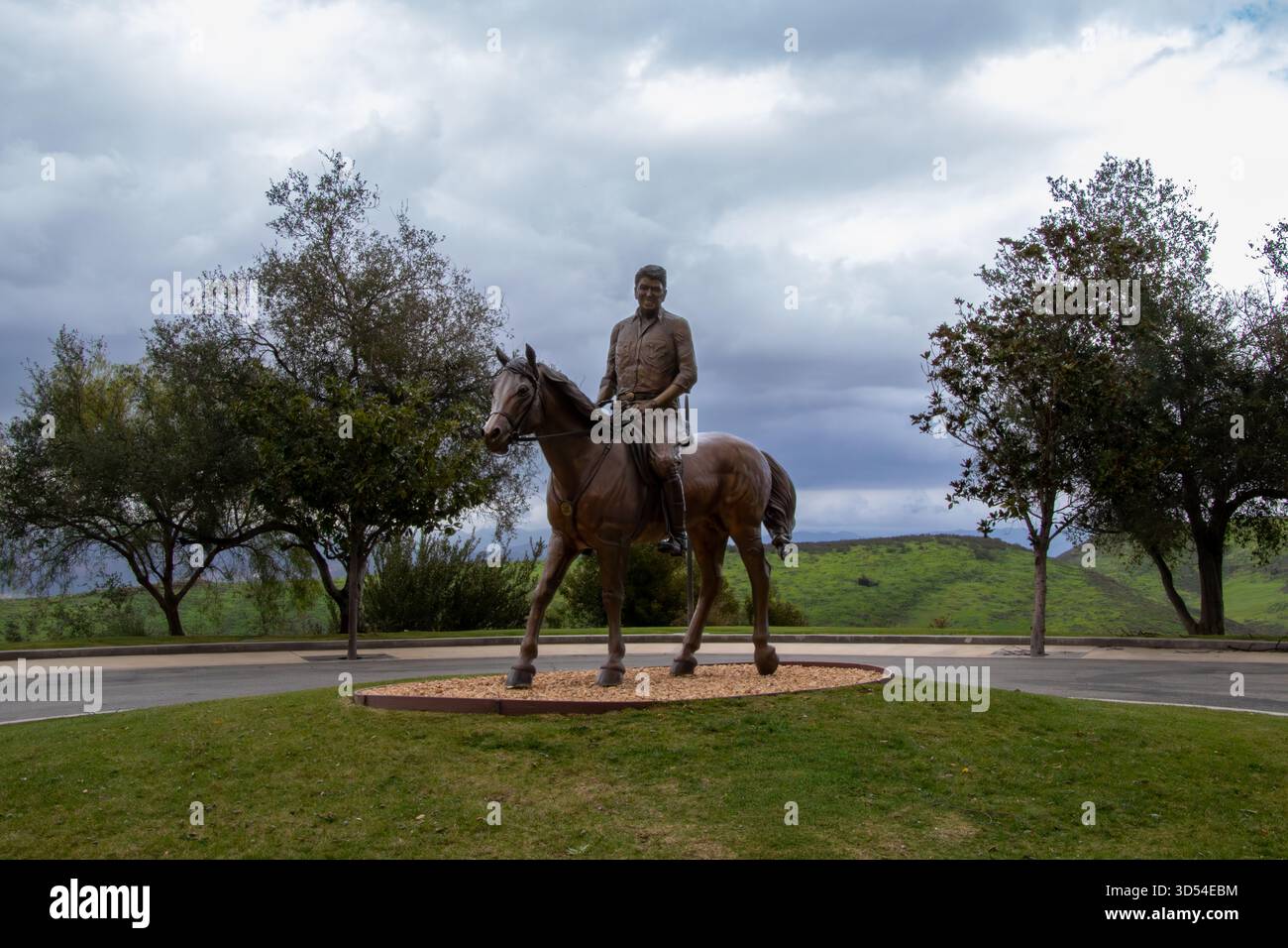 Along the Trail Statue by Donald Reed Stock Photo - Alamy