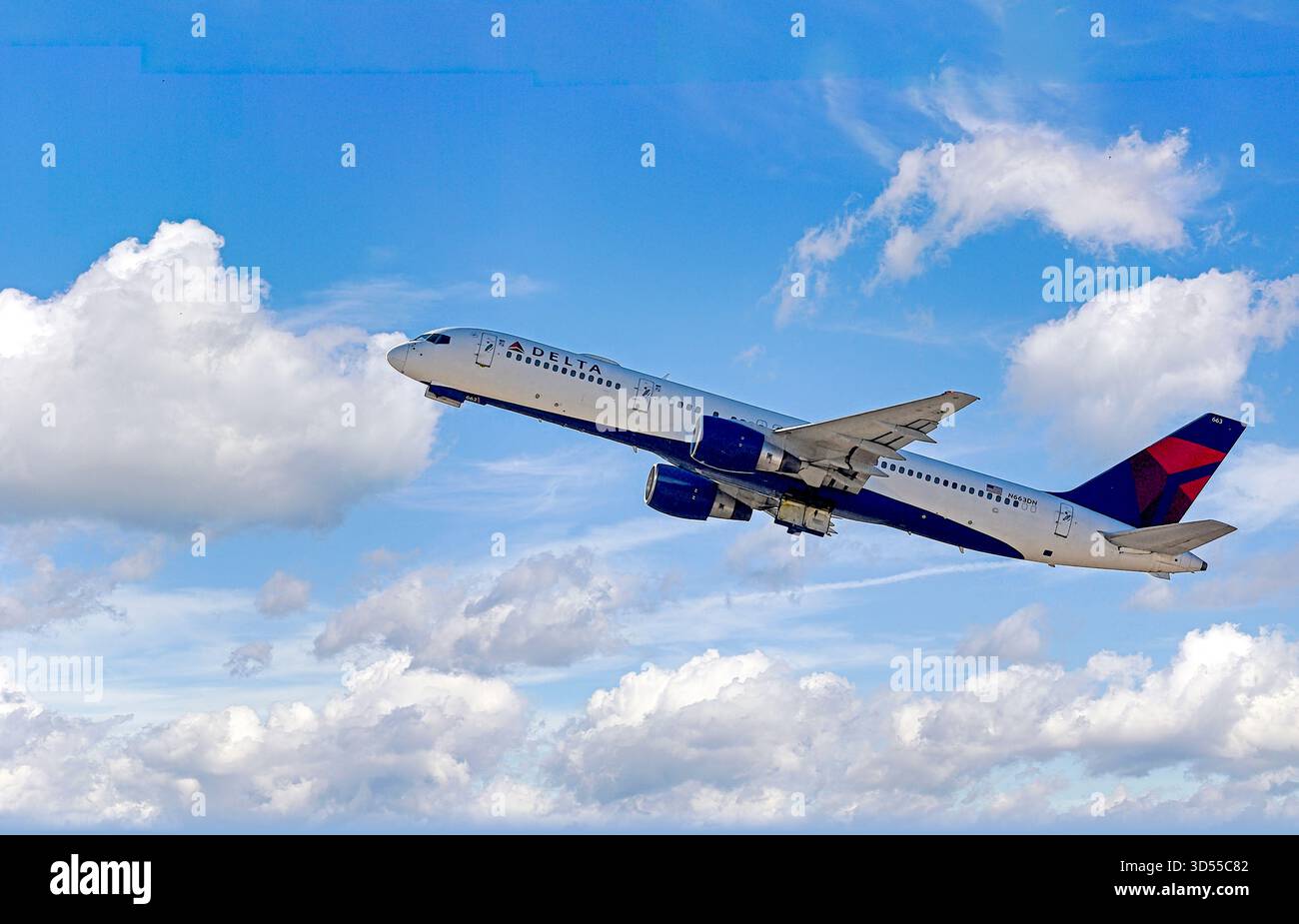 Delta Airlines Boeing 757-200 climbing out from Phoenix Skyharbor