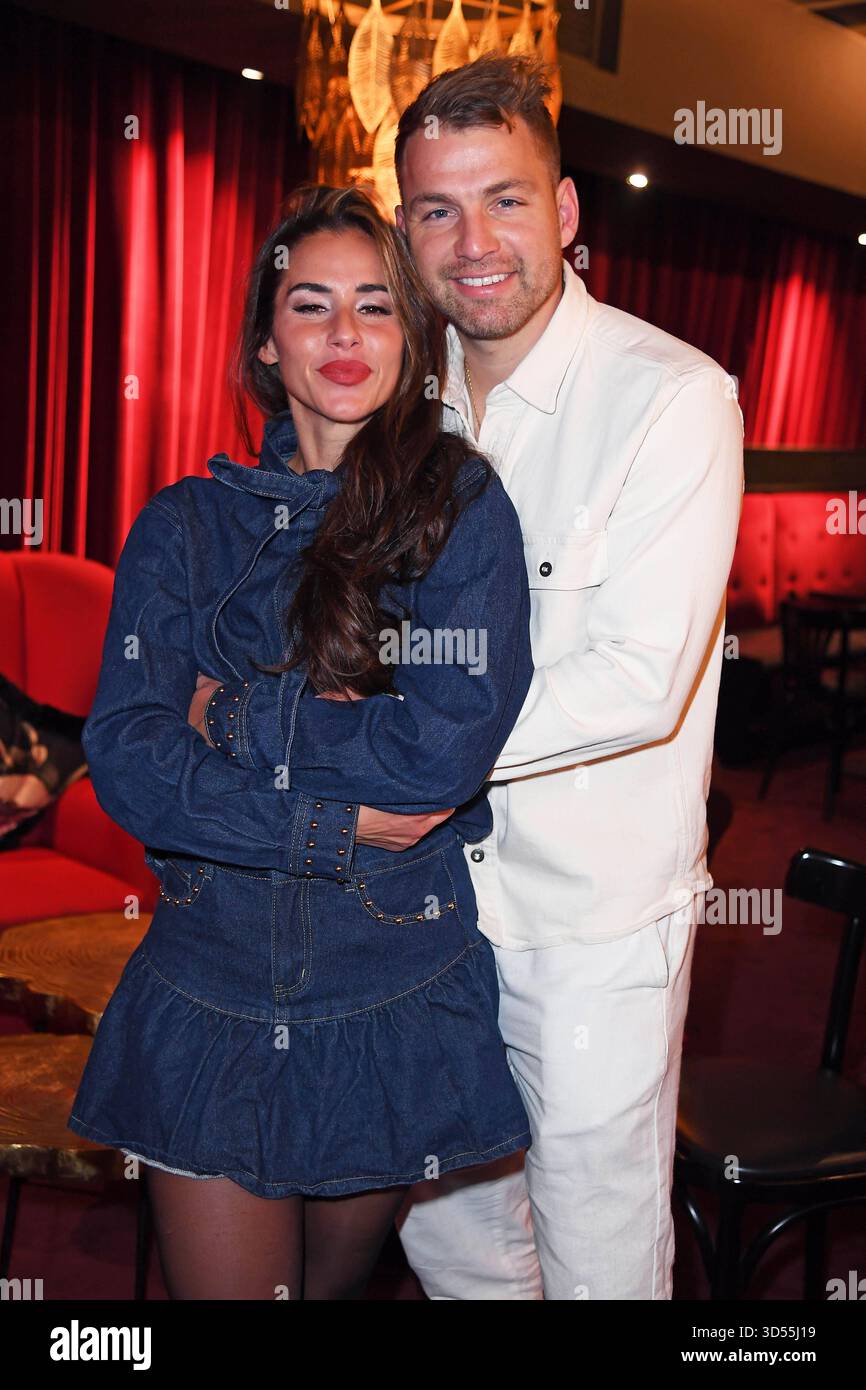 Sarah Engels mit Ehemann Julian Engels bei der Premiere von Sarah ...