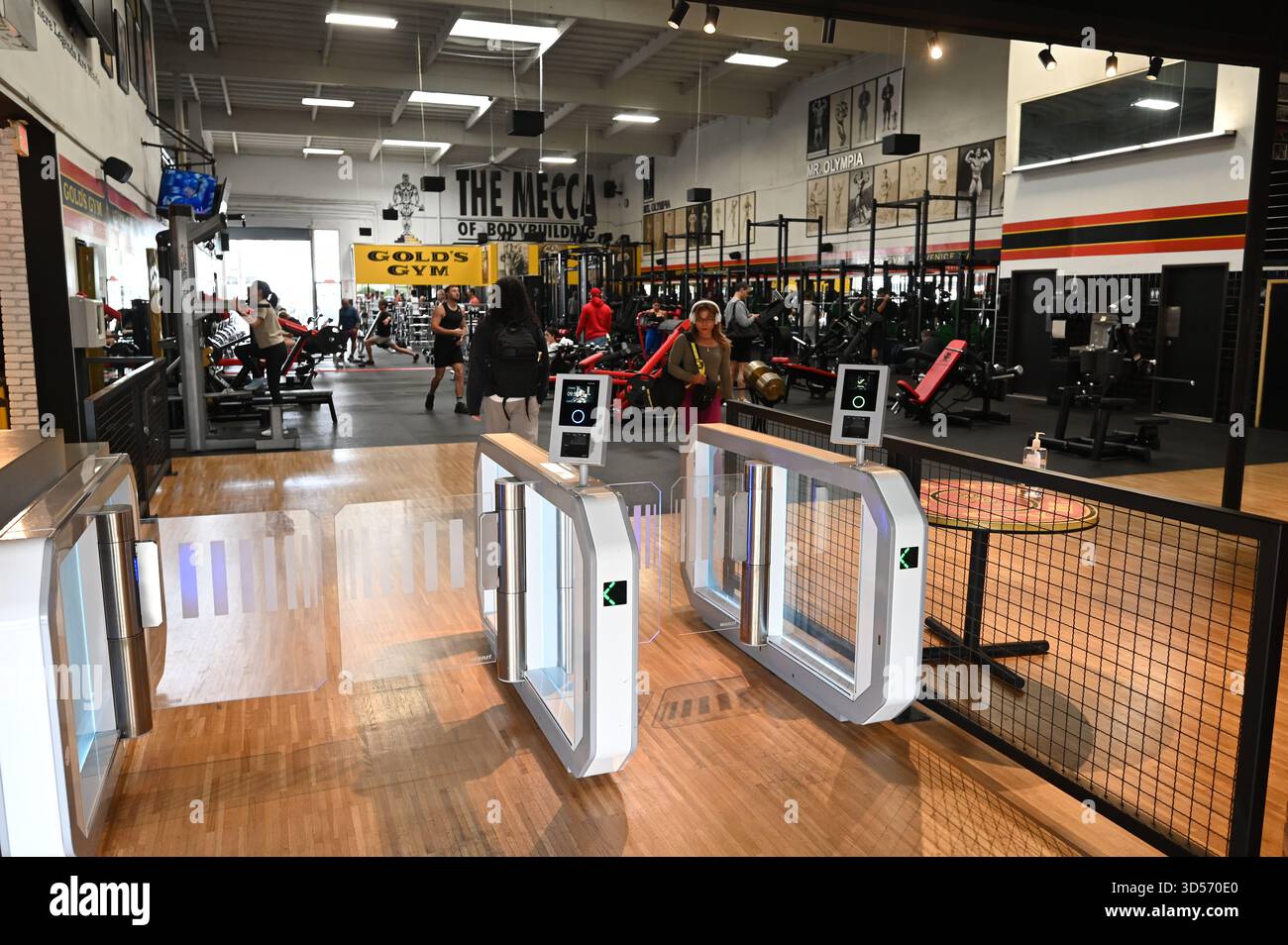 Golds gym entrance hi-res stock photography and images - Alamy