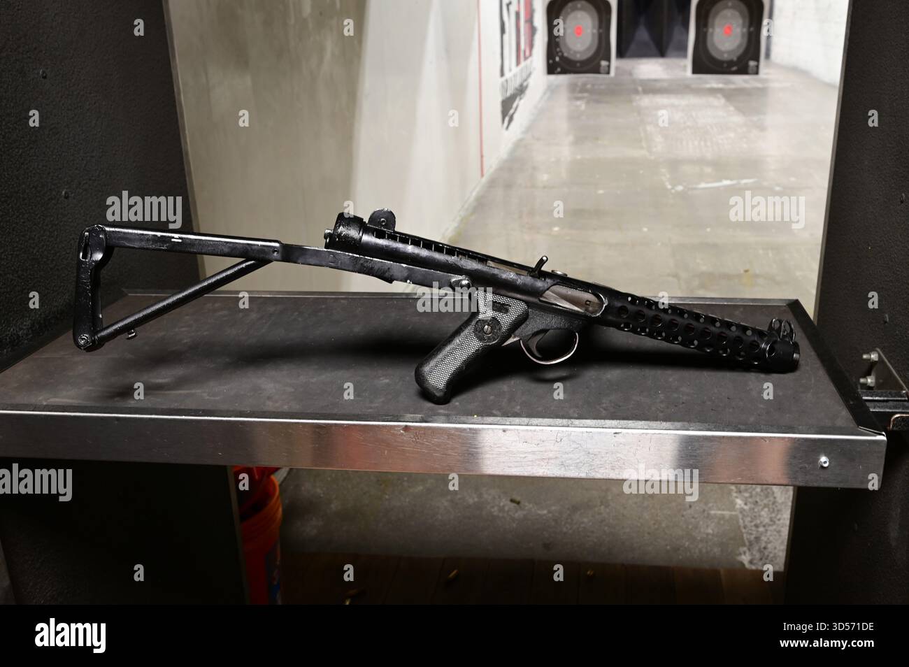 Sterling submachine gun hi-res stock photography and images - Alamy