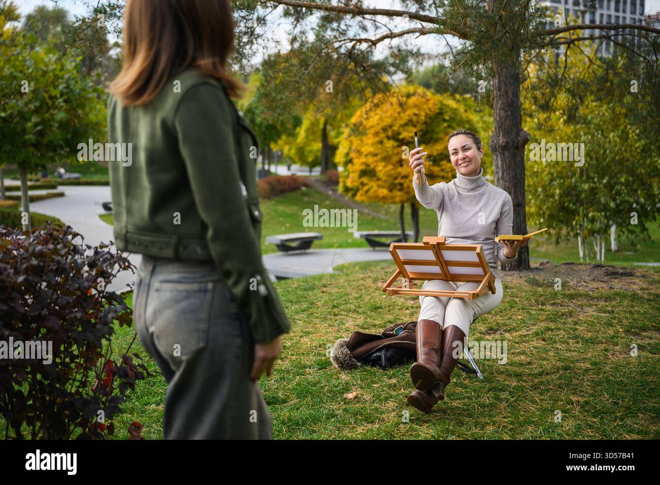 Artist sitting portable easel hi-res stock photography and images - Alamy