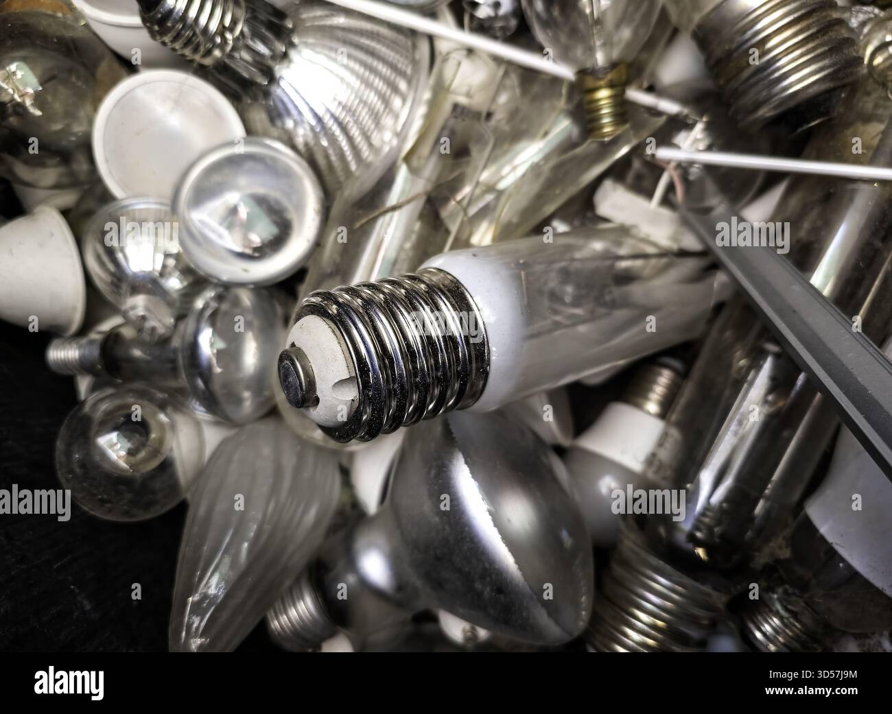 Discarded light bulbs hi-res stock photography and images - Alamy, image size:1300x1041