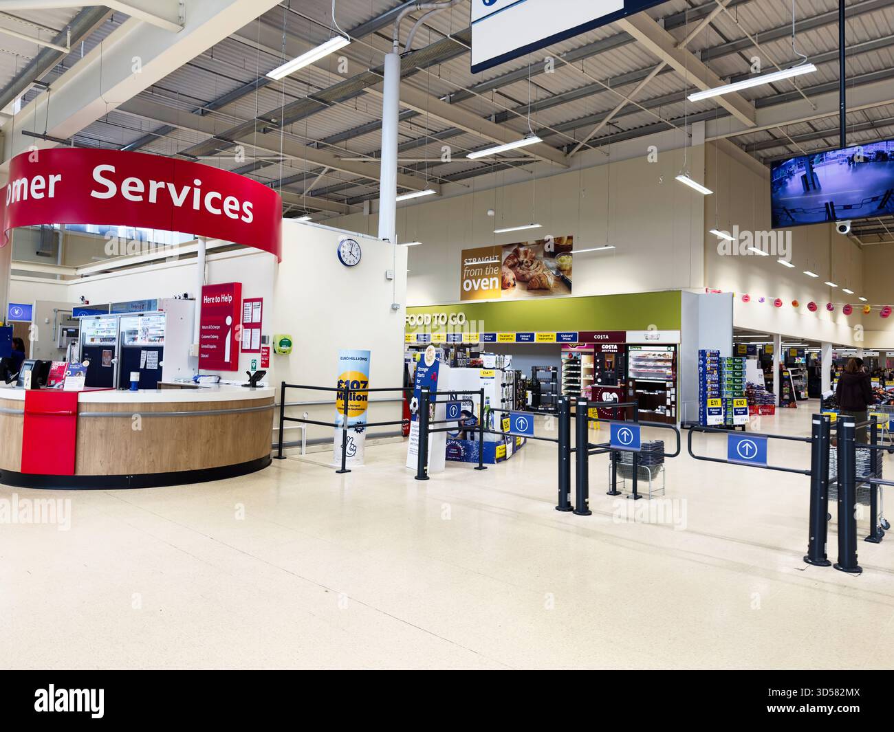 Tesco uk cashier hi-res stock photography and images