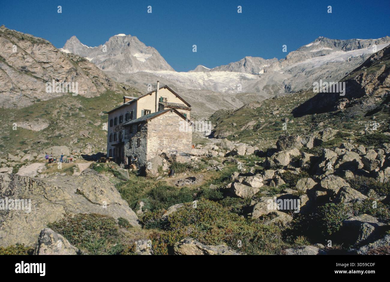 Berggasthaus Trift , Trifthorn, Zinalrothorn und Triftgletscher, bei ...