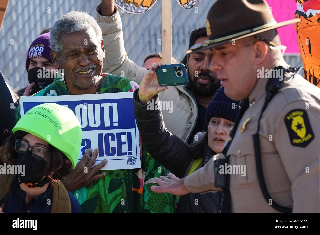 Protesters gather as Cook County Sheriff Police guard outside an ICE ...