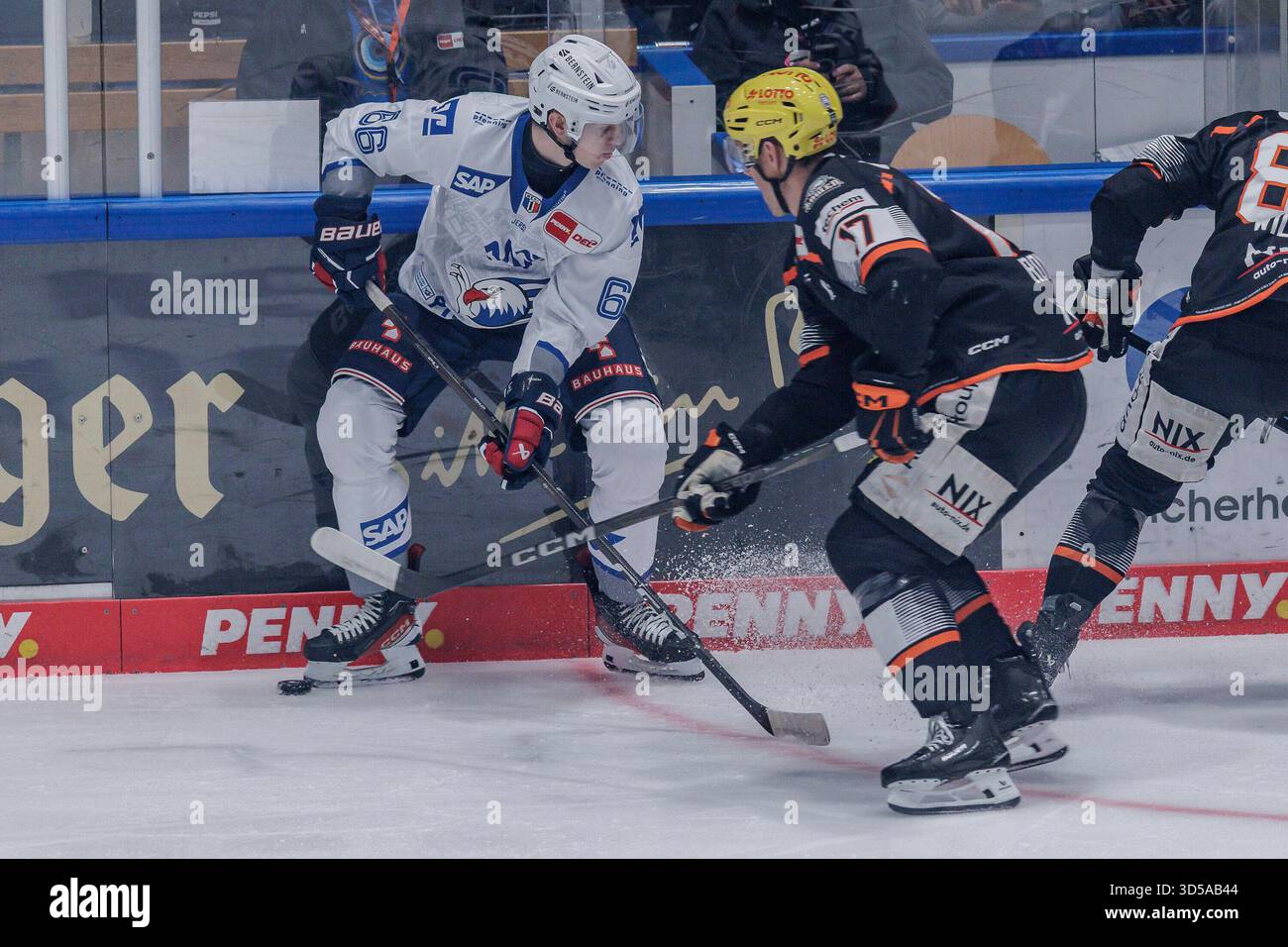 Nick Mähler (Mannheim Eagles #66) & Carter Rowney (Frankfurt Lions #17 ...