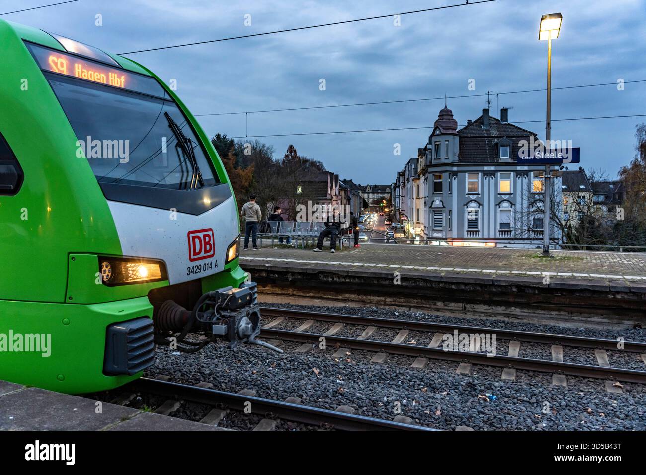 s-bahnhof-essen-steele-bahnsteig-fahrg-ste-warten-am-sp-ten
