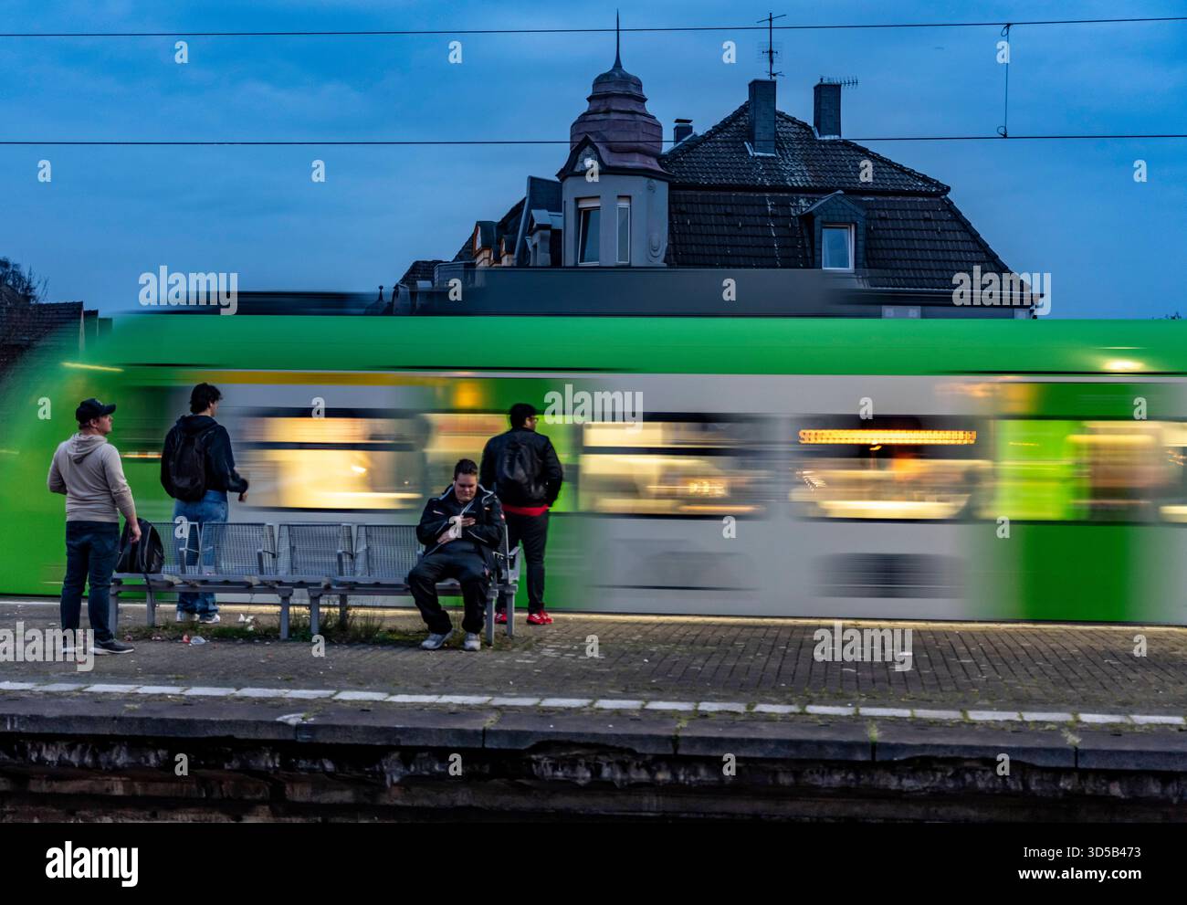 s-bahnhof-essen-steele-bahnsteig-fahrg-ste-warten-am-sp-ten