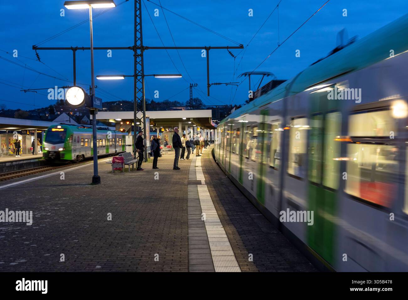 s-bahnhof-essen-steele-bahnsteig-fahrg-ste-warten-am-sp-ten
