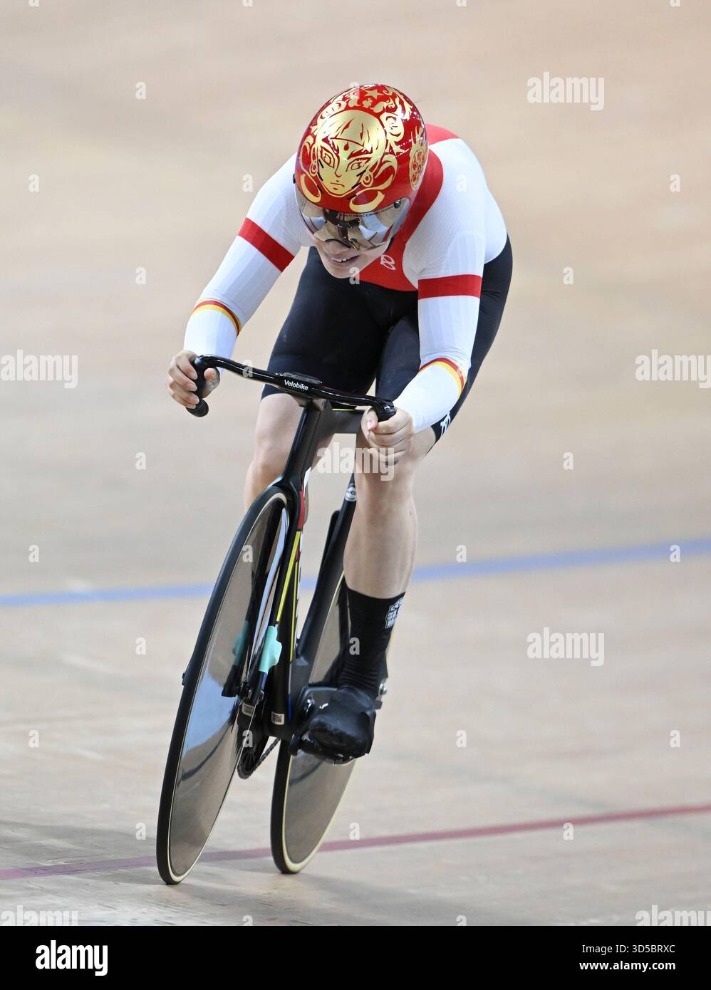 (251115) -- HONG KONG, Nov. 15, 2025 (Xinhua) -- Guo Yufang of Henan ...